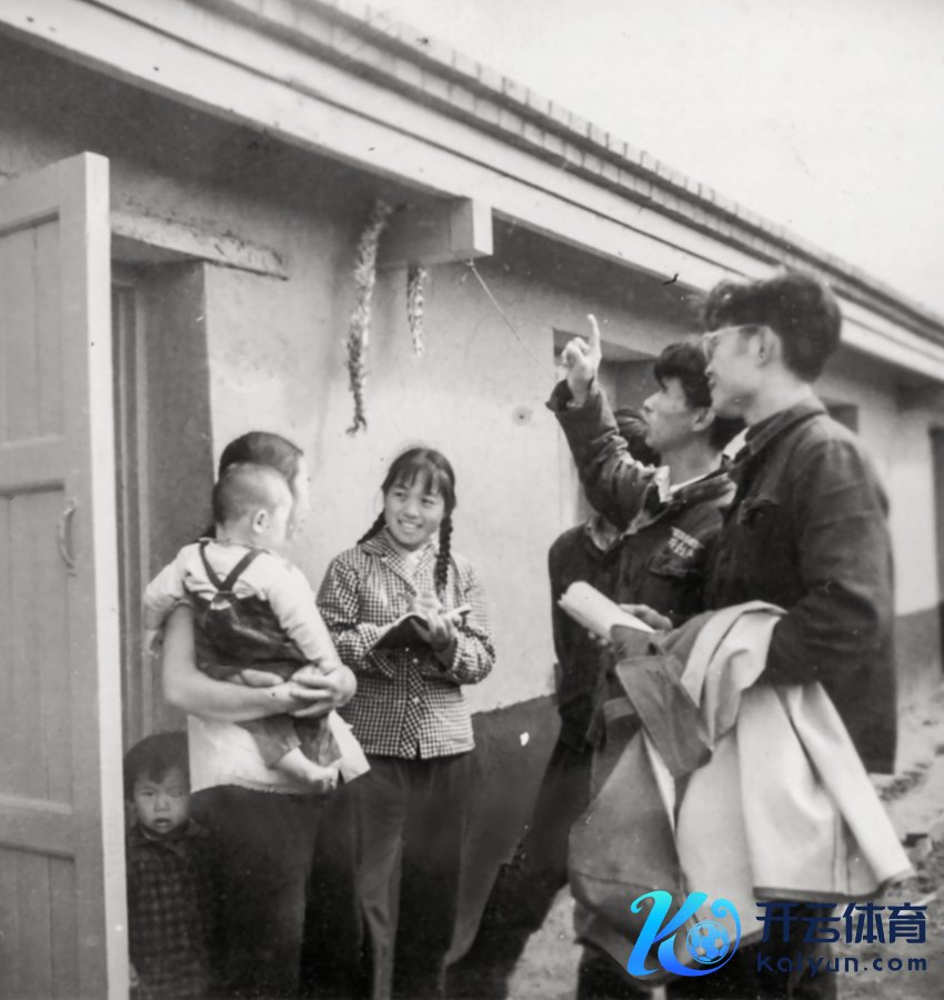 晓华和共事调研农户了解“干打垒”住房（1965年，晓华提供）