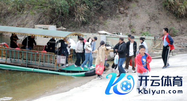 湖北竹山县武陵峡景区迎客流岑岭 黄金周旅游热力彻底